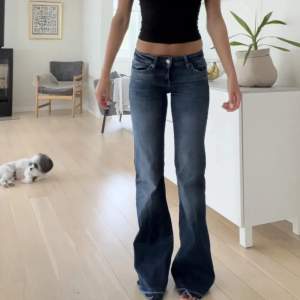 Säljer ett par lågmidjade jeans då de är för små, aldrig använda Innerbenslängd: 84cm Midjemått: 71cm - FÖRST TILL KVARN köp med köp nu funktionen 🤩