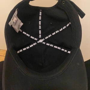 Hugo boss keps bra material  - Har använts fåtal gånger 