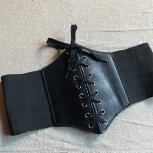 Korsett - Läderkorsett i stretchmaterial. Storlek M/L. 