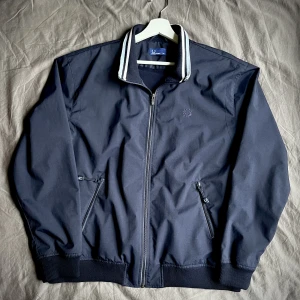 Fred Perry jacka -  Fred Perry jacka stl XL i mycket fint skick säljes för 500kr.  Jackan är så gott som oanvänd, inga fläckar osv.  Finns på Södermalm. Kan även posta mot fraktkostnad.