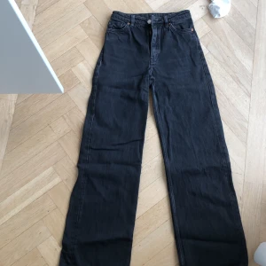Raka vida jeans från monki  - Tre par jeans från monki alla i samma modell och storlek. Mid waiste 