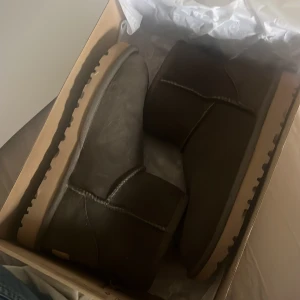 Uggs Skor!! - Helt oanvända uggs skor i färgen ”Caribou”, ej testade eftersom de var för små 🩷🩷köptes i vintras för 2100kr 🩷