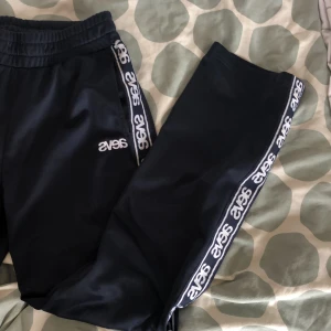 träningsbyxor  - mörkblåa typ träningsbyxor från Svea. sitter low waist och om man har korta ben så blir det bootcut💗💗