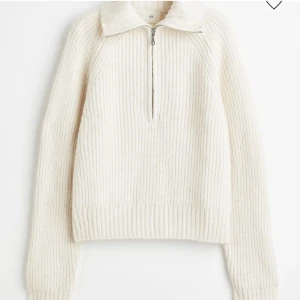 Stickad tröja  - Jättefin stickad tröja med dragkedja från HM. Köptes i höstas men knappt använd så i nyskick. Nypris är 299kr🤍