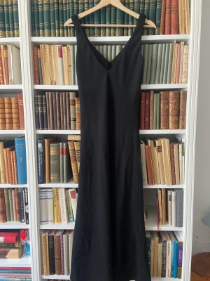 Svart ankel lång klänning  - Säljer min Svarta ankel långa klänning pga gör liten.  