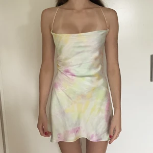 Ursnygg klänning - Säljer denna vackra klänningen från Zara!! 