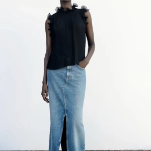 Zara Blus - Säljer denna superfina blus från zara med prislapparna kvar på. Kommer tyvärr aldrig till användning så tänker att någon annan kan få användning för den bättre. Köptes för 199 ( se bild 3 ). Hör av er vid frågor annars går det bra att trycka på köp nu 🤗💘