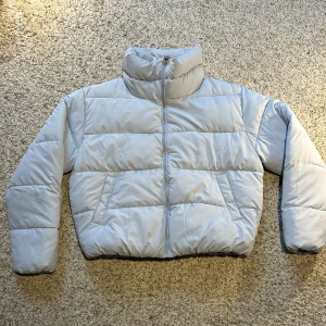 Baby blå vinterjacka (M) - En baby blå vinterjacka med hög krage från Lager 157. Aldrig annvänd.