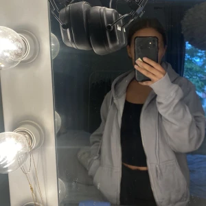 Kofta t hösten - Säljer denna oversize koftan, då jag aldrig använder den. Den är hel och nästan oanvänd. 