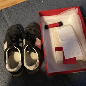 Valentino Flycrew sneakers - Säljer mina valentino fly Crew Sneakers. Använt skick och några nitar där bak har åkt av (totalt 4). Storlek 39. Köpte på Mallorca 2018, kvitto finns. Allt på bilden medföljer. Tryck gärna på Köp nu vid köp. Jag går ej ned i pris!!! Inga extra nitar finns