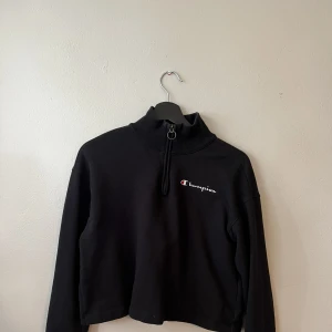 Half zip cropped sweatshirt från Champion - Half zip cropped sweatshirt från Champion. Storlek M. Bra skick.