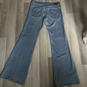 Ljusblå lågmidjade utsvängda Levis jeans. Midjemått: 78-80 cm. Innerbenslängd: 84 cm❤️❤️