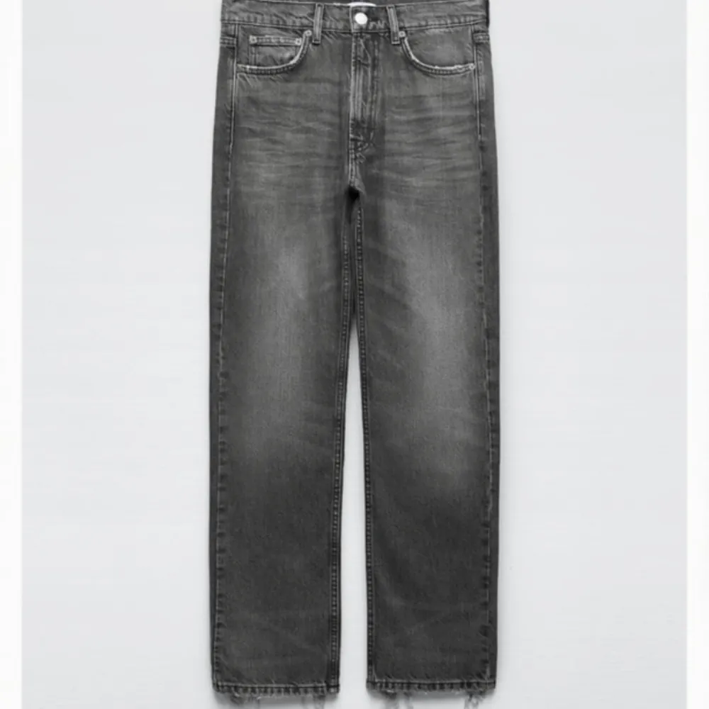Säljer domhär straight jeansen från zara med fransar längst nere, nästan aldrig använda och sitter några cm nedanför naveln 💓 innerbenslängden är 78cm. Jeans & Byxor.