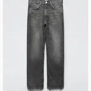 Säljer domhär straight jeansen från zara med fransar längst nere, nästan aldrig använda och sitter några cm nedanför naveln 💓 innerbenslängden är 78cm