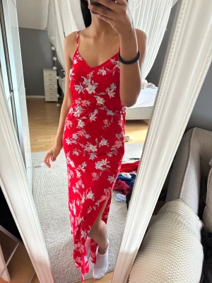 Klänning - Röd mönstrad långklänning med slits på båda sidorna storlek 32