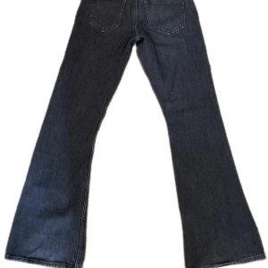 Weekday jeans - Ljuset blev konstigt på bild 2. De är svarta som på första bilden. Använt ca 2 ggr, nypris 500 kr. I modellen Arrow💟 Lågmidjade!
