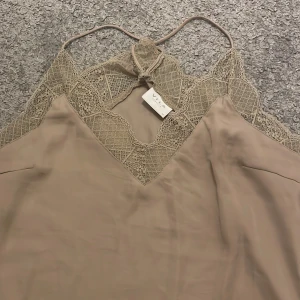 Linne  - Säljer mitt beiga vila linne. Jätte fint och bra skick!😻😻