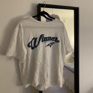 T-shirt med tryck - T-shirt med tryck från lager 157 i storlek S.