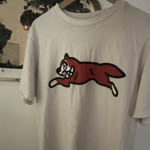 Billionaire Boys Club Running Dog Tee - Använd men väl omhändertagen. Storlek M. Äkta har kvitto. Skriv Innan köp