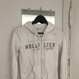 Hollister hoodie - jättefin tröja ifrån hollister, knappt använd å i bra skick. Tvättas innan den skickas. Prutmån finns 😄😄