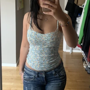 supersött blommigt linne - köpte detta supersöta blommiga linne på second hand och säljer det nu då det inte kommer tillräckligt mycket till användning. står varken märke eller storlek men passar nog de flesta då det är stretchigt. ställ gärna frågor! pris går att diskutera💕💕