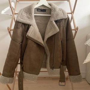 Bikerjacka - Skitsnygg bikerjacka köpt från Zara som tyvärr inte säljs längre. Använt fåtal gånger, storlek M som sitter overzied på mig som vanligtvis är XS/S. Perfekt inför hösten/vintern, skriv för fler bilder❣️ Köp för 400 eller bud över