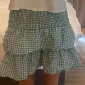 Grön volangkjol  - Kjolen är i bra skick. Använd 2-4 gånger. Nypris ungefär 150kr. Kjolen är ifrån Primark. Pris kan diskuteras!!Skriv för intresse eller frågor💕