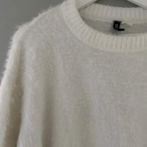 Stickad lurvig/fluffig vit tröja från H&M, sällan använd så den är i fint skick! Väldigt gosig och lurvig tröja, den kliar och fäller inte! Är i storlek L men är liten i storlek så passar M samt S!! (150 kr+frakt)