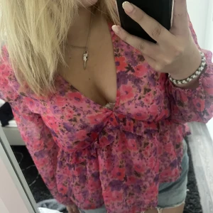 Blus  - Super fin blus från bikbok, köpt i början av sommaren men tyvärr aldrig kommit till andvändning💕 