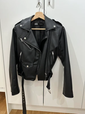 Skinnjacka zara  - Skinnjacka från zara i storlek xs! Använt fåtal gånger fint skick. Pris kan diskuteras 