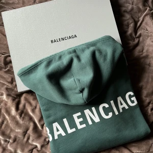 Balenciaga hoodie - Säljer min Balenciaga hoodie som knappt är använd. Storlek xxs i herrstorlek, oversize modell. Perfekt på min kille som är S/M. Beställdes från Balenciagas hemsida för 8000kr. Jag är en S/M och är 160cm lång. Använd sparsamt och är i väldigt fint skick. 