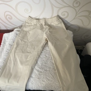 Byxor Sweet sktbs - Beige byxor ifrån Sweet sktbs Nästan aldrig använda så i väldigt bra skick. Strl Xs, men lite stora i storleken så passar nog S också