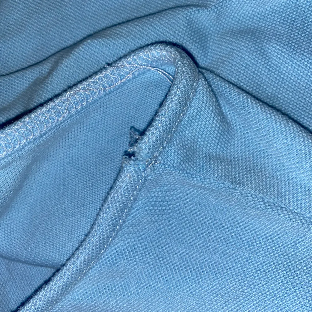 Använd klänning från Ralph Lauren, den har en synlig fläck på framsidan som syns på bilden sedan så har tråden lossnat under armhålan. . Klänningar.