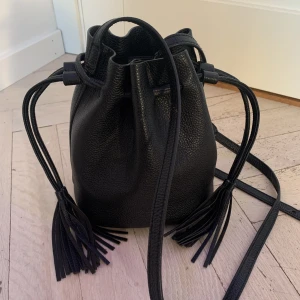 Svart handväska - En jättefin väska som inte längre används i bra skick💕💞😍 