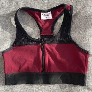 Sport-bh  - Knappt använd, dragkedja framtill om man vill knäppa upp lite