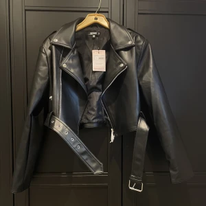 Skinnjacka - Skinnjacka från Missguided strl 38, aldrig använd och inga defekter. Säljer då det inte riktigt var min stil. Köparen står för frakten💕