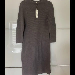 Grå stickad klänning  - Grå klänning från ESPRIT (prislapp kvar), strl M, ordinarie pris 700 kr, mitt pris 350 kr.