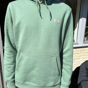 Grön hoodie Dickies - Grön Dickies hoodie. Aldrig använd. Köpt för 699kr. Frakt 74kr. Priset tål att förhandlas.
