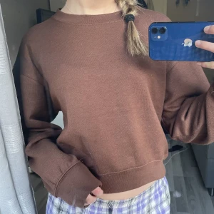 tjocktröja - säljer denna jättefina bruna collegetröjan från zara💗 den är använd men fåtal gånger! pris kan diskuteras, köparen står för frakt🩷