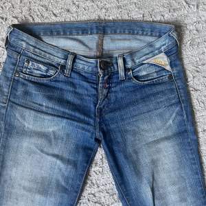 Säljer mina super snygga lågmidjade bootcut jeans från Replay!! Bra skick förutom att jag har sprättat upp dom där nere och sytt ihop 2 hål  så de är lite slitna där nere.  innerbennslängden=88cm och midjemåttet rakt över=38 cm,köparen står för frakten😊🤍💕