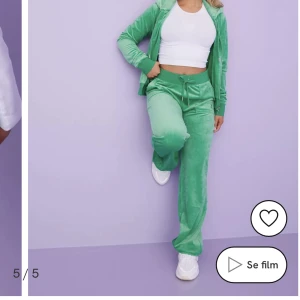 Juciy sett - Jag har tröttnat helt på mitt gumdrop green sätt och säljer båda delar säljer dom för vad jag får för dom så buda snabbt👍🏻❤️byxorna är i xs och tröjan är i s.