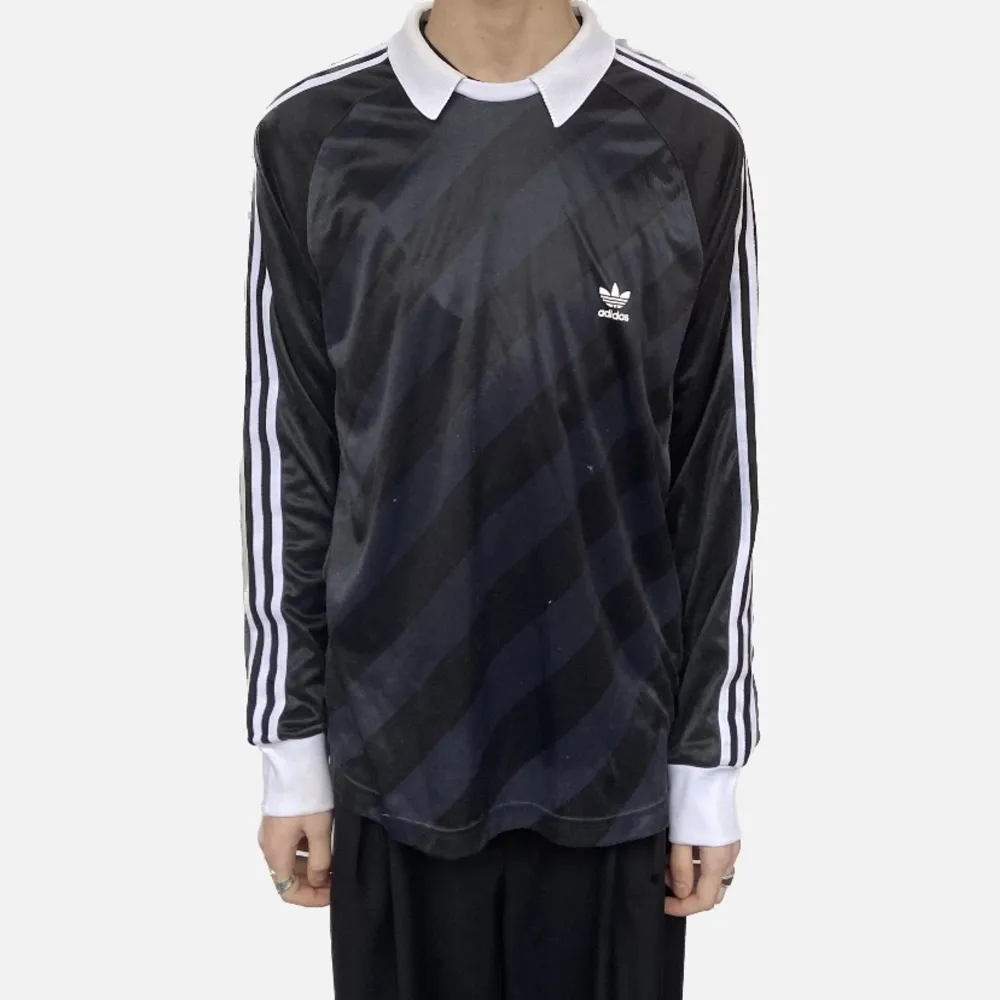 Adidas fotbolls tröja i använt skick med inga synliga skador.. Hoodies.