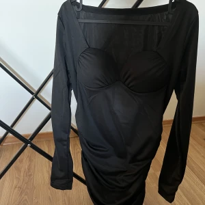 Svart klänning - Hej, jag säljer denna helt nya klänning i storlek 34/36 då den var alldeles för stor för mig i bysten. Klänningen är från toplady och den kom utan lapp på sig.  Endast provad:)