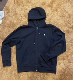 Ralph lauren zip up - Äkta Ralph lauren 8/10 skick. Jävligt snygg. Large men funkar även medium.