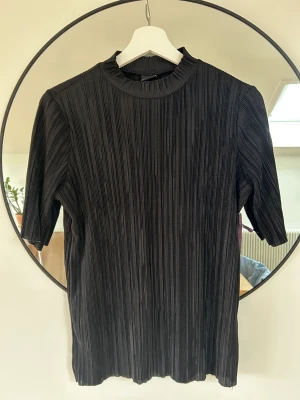 Blus  - Turtleneck T-shirt från Gina tricot 