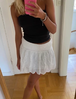 Söt vit kjol  - Väldigt fin somrig kjol, perfekt för sommaren! Supergulliga och bra kvalitet, knappt använd då jag tycker den sitter en aning tight. 