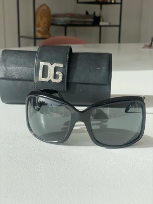 Solglasögon Dolce & Gabbana - Använt skick, men väldigt välbehållna. 