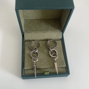 Maria Nilsdotter örhängen - Chaos queen earrings från Maria Nilsdotter i silver. ❤️ Nypris för båda 5590kr. Köp båda för 3200kr eller bara ett för 1700. (Sålda separat i butik och hemsidan)