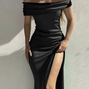 Klänning - Jättefin långklänning. Den slutar precis under vaderna. Endast använd en gång