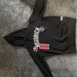 Hoodrich hoodie💞 - Säljer denhär fina tröja pga att dem e för stor och inte passar  Det är storlek M men passar S tycker!! Den är endast använd ca 5 ggr den tvättas innan! För fler bilder kp Vill sälja för ca 500 vid snabba äffär blir det billigare